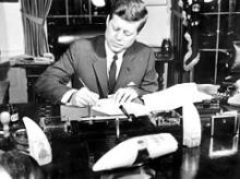 Præsident John F. Kennedy underskriver erklæringen om at sende den amerikanske flåde til Cuba hvis ikke de russiske missiler bliver trukket tilbage.