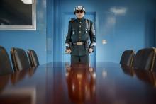 En soldat fra Nordkorea står vagt i grænsebygningen mellem Syd- og Nordkorea.
