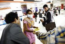 Folk i lufthavnen i Dhaka er bange for fugleinfluenza og bruger maske.