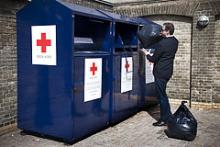 Genbrugstøj afleveres i Røde Kors container.
