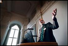 Den amerikanske fremtidsforsker, Joseph Coates taler på Etisk Råds konference om mennesker og genteknologi i det nye årtusinde i Landstingssalen på Christianborg den 9. november 1999.