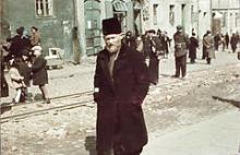 En jødisk mand med armbind på gaden i den jødiske ghetto i Lublin, Polen, i 1941.
