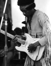 Jimi Hendrix optræder på<br> Woodstock Festivalen i 1969.