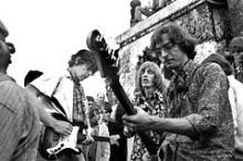 Musikgruppen Steppeulvene giver koncert på Langelinie i 1968.