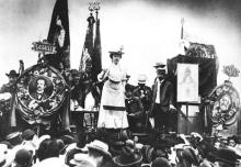 Rosa Luxemburg, tysk agitator og socialist, holder en tale ved en demonstration i Tyskland i begyndelsen af 1900-tallet.
