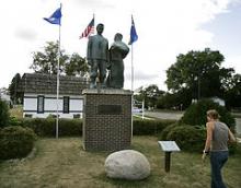 Statue af Karl Oskar og hans hustru Kristina fra den svenske forfatter Vilhelm Moberg's romaner om nybyggerne. Monumentet står i Minnesota i USA 