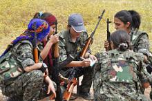Kurdiske kvinder griber til våben for at kæmpe mod Islamisk Stat.