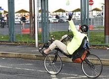 En mand cykler forbi vejen i Paris hvor COP21 skal afholdes fra den 30. november - den 11. december 2015.