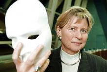 Lone Dybkjær med en maske som De grønne brugte til at demonstrere imod kloning under parlamentssamlingen i Europa-Parlamentet i Strasbourg den 11. marts 1997.