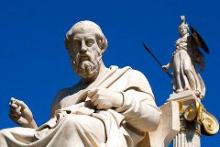 Statue af den græske filosof Platon foran det græske akademi.