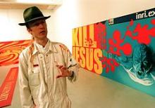 Kunstneren Søren Mosegaard blev i 1996 anmeldt til politiet for blasfemi fordi han brændte bibelen offenligt.