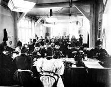 Industrialiseringen betød kvinder på arbejdsmarkedet.Her arbejdes der tæt på en handskefabrik i København i 1904.