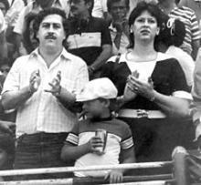 Udateret billede som viser den colombianske narkobaron Pablo Escobar med sin kone og søn i Bogota.