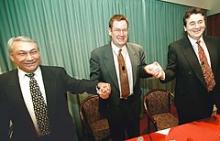 Tidligere statsminister Poul Nyrup Rasmussen (im) mellem Jonathan Motzfeldt (tv) fra Grønland og Edmund Joensen (th) fra Færøerne står sammen i fællesskabet i 1998.