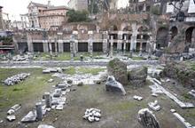 Forum Romanum. Det romerske torv var centrum i Romerriget. Her foregik senatets møder og alle andre vigtige romerske statsanliggender.