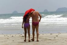 Sexturist med prostitueret på stranden i Pattaya.