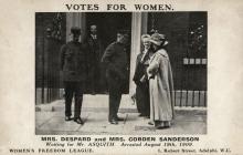Den aristokratiske Charlotte Despard, som blev militant suffragette, blev arresteret i 1909. Her ses hun foran Downing Street i London.