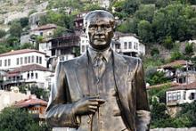 Mustafa Kemal Atatürk (død 10. november 1938) er født i 1881 i Thessaloniki i det nuværende Grækenland, men dengang en del af Det Osmanniske Rige. I 1923 proklamerede han republikken Tyrkiet og blev landet første præsident.