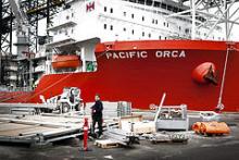 'Pacific Orca' er verdens største vindmølle installationsskib. Det er specielt konstrueret til at opstille havvindmøller på op til 60 meters dybde. Skibet ligger her ved Ophelia Beach i København.
