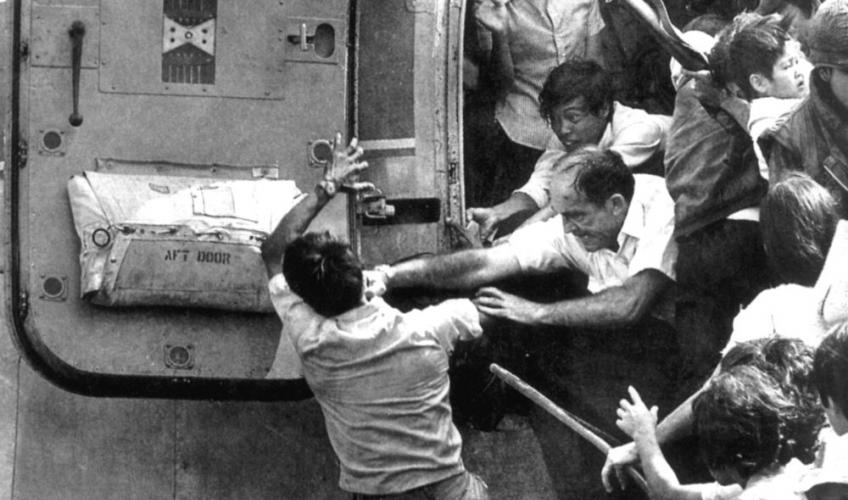 Amerikanske borgere rømmer Saigon ved Vietnamkrigens afslutning.