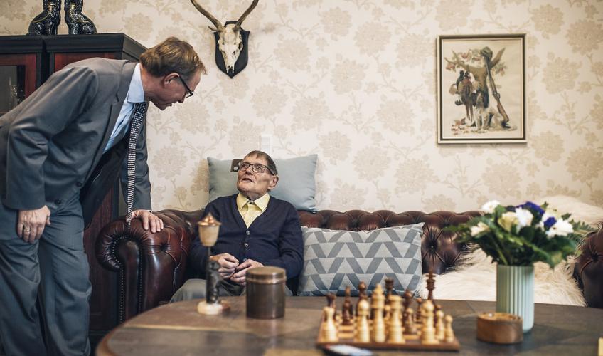 ældre beboer i sofa taler med Svendborgs borgmester 