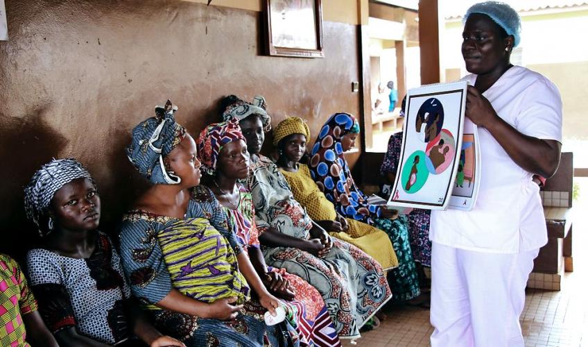 På en sundhedsklinik i det sydlige Benin informeres gravide kvinder om hiv og aids.