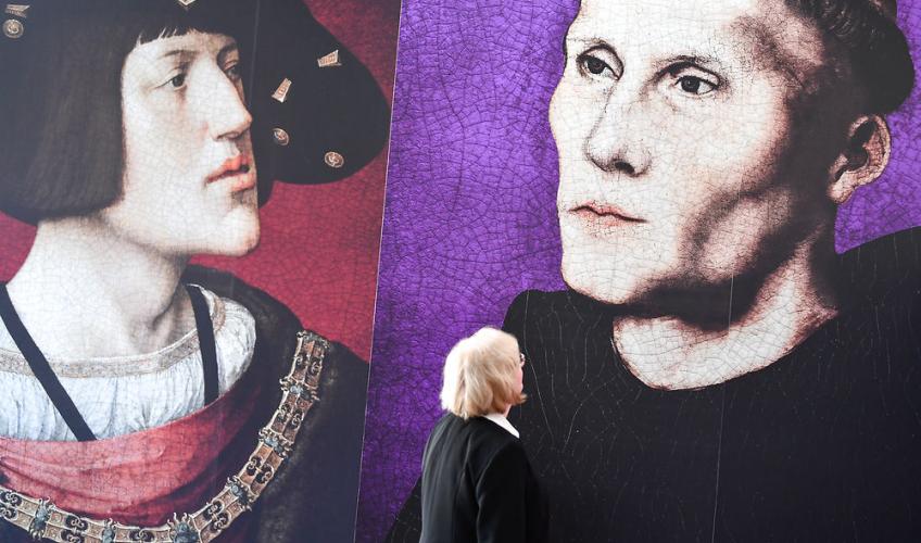 kvinde kikker på billeder af Luther