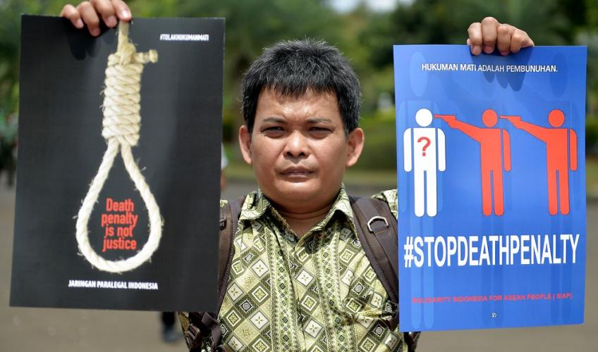 mand demonstrerer mod dødsstraf