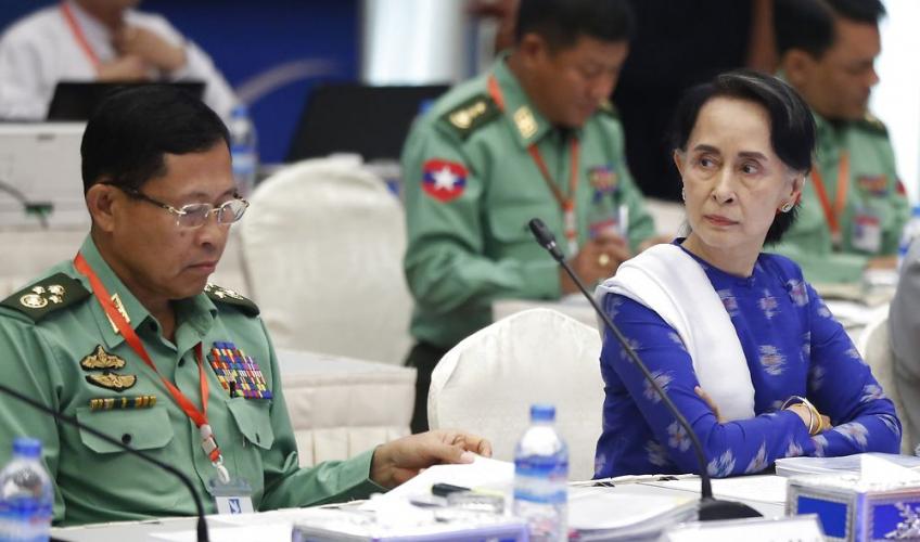 Aung San Suu Kyi sidder til møde med militærfolk