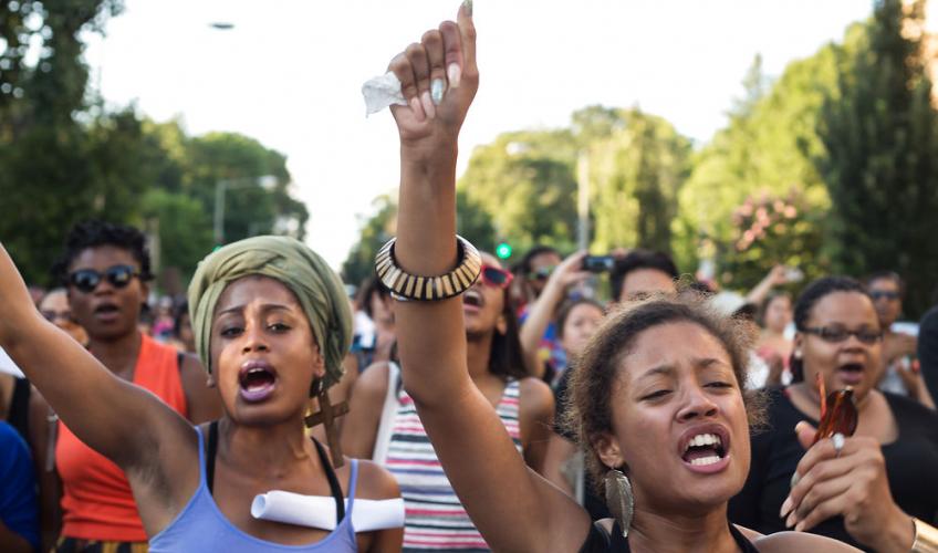 Sorte kvinder deltager i demonstration