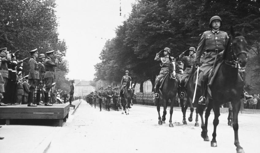 Soldater marcherer gennem park