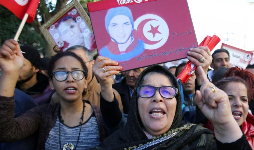 Folk demonstrerer på 7-året for Det Arabiske Forår.