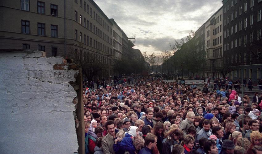 mennesker ved berlinmuren