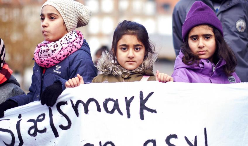 beboere fra Udrejsecenter Sjælsmark demonstrerer foran Christiansborg