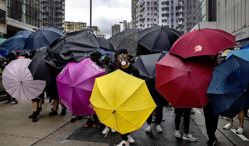 Demonstranter med paraplyer i Hongkong