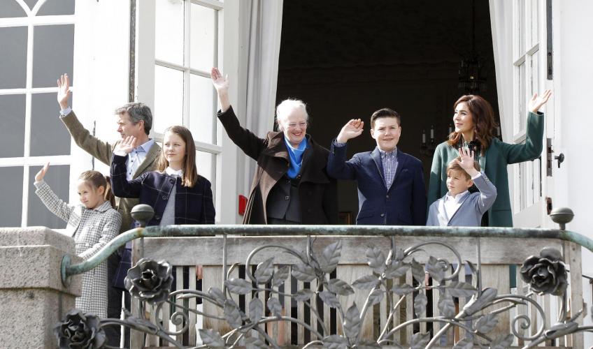 Dronning Margrethe, kronprinseparret og deres børn vinker fra balkon
