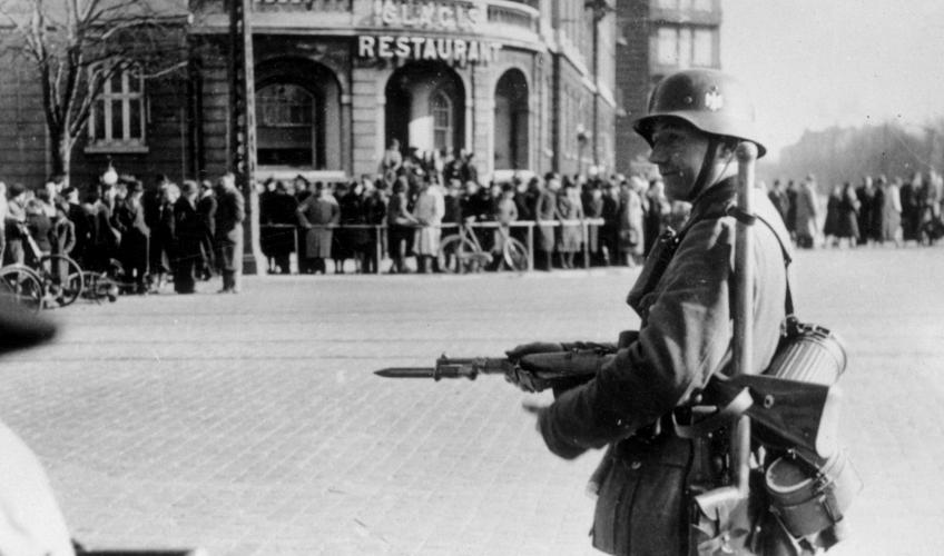 Tysk soldat med gevær ved Østerport Station 9. april 1940.