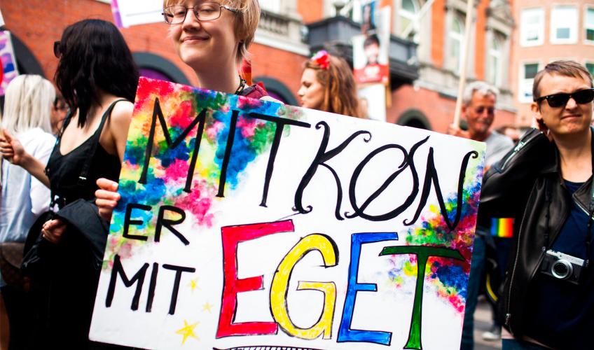 En deltager til Aarhus Pride 2015 med et skiltet: Mit Køn er mit EGET køn