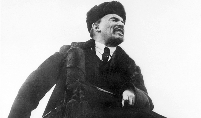 Vladimir Lenin taler til sine støtter