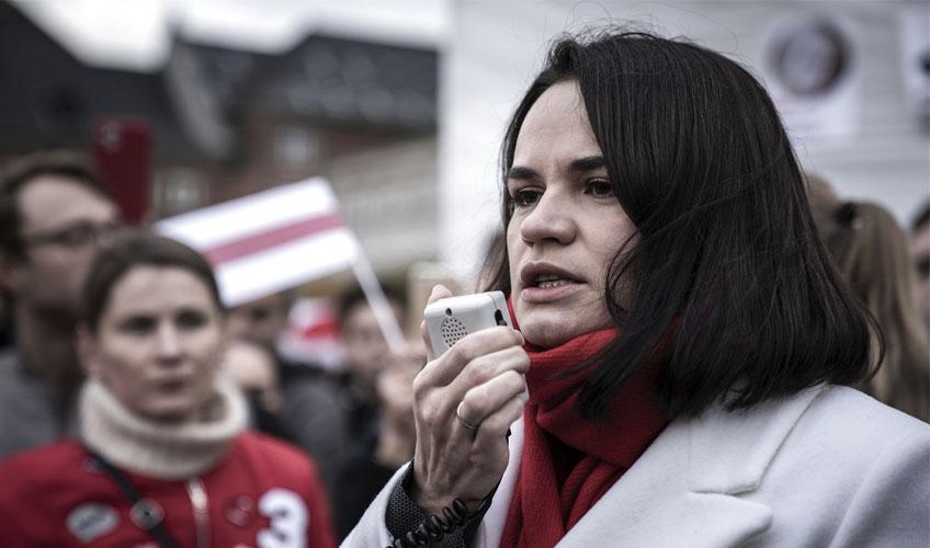 Oppositionspolitikeren Svetlana Tikhanovskaja taler i en megafon