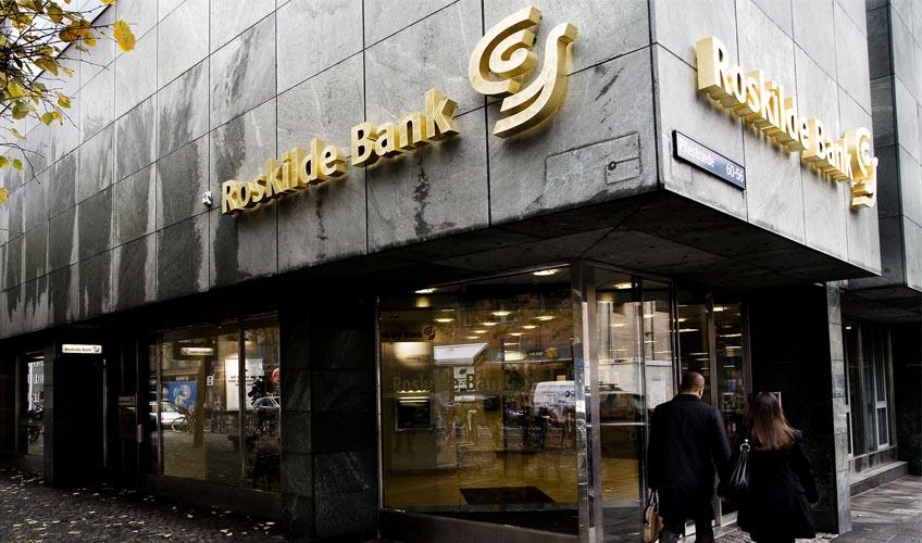 Facade og indgangsparti til en filial af Roskilde bank
