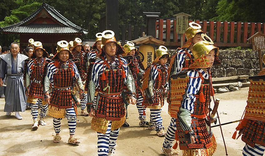 Mænd i samuraidragter med hjelme og samuraisværd