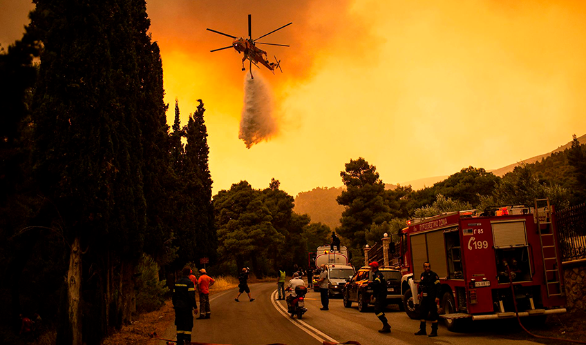 Brandfolk bekæmper en skovbrand nord for Athen