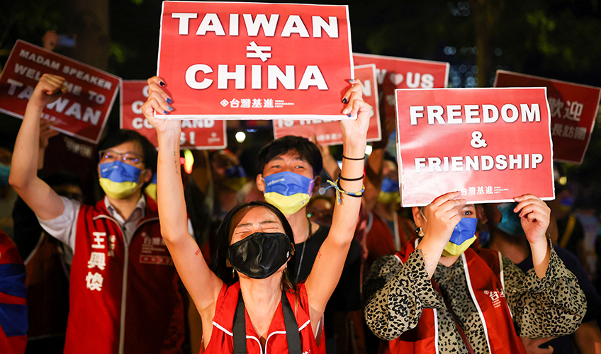 Demonstranter holder skilte med "Taiwan ≠ Kina" og "Freedom & Friendship"