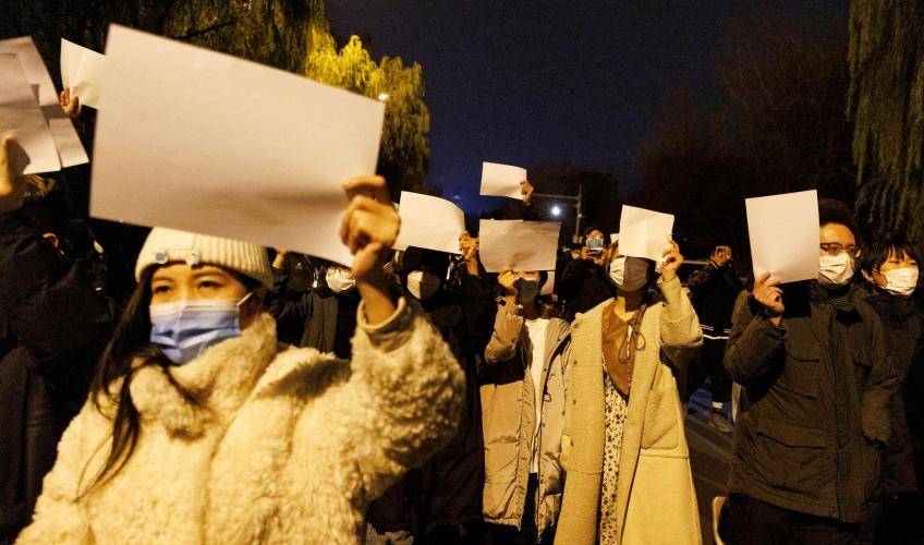 Kinesere holder et hvidt ark papir op i protest mod coronarestriktionerne