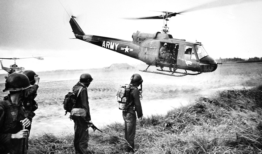 Soldater venter på, at en helikopter lander.