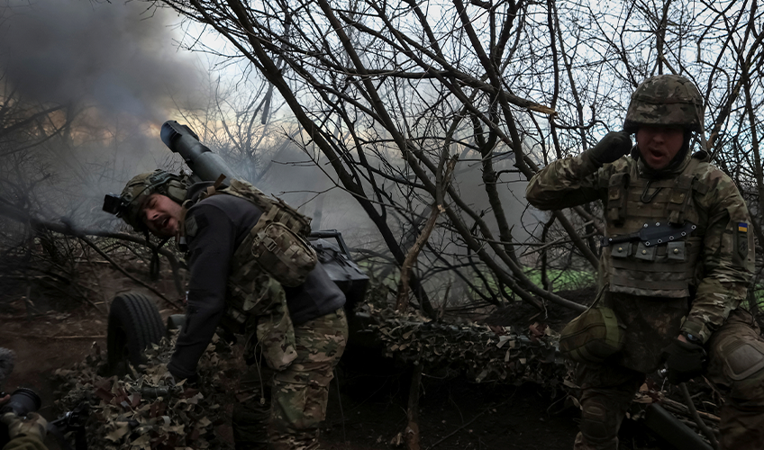 Ukrainske soldater affyrer artillerigranater