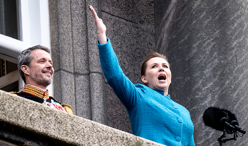 Statsminister Mette Frederiksen udråber Kong Frederik 10. som ny regent på Christiansborgs balkon 